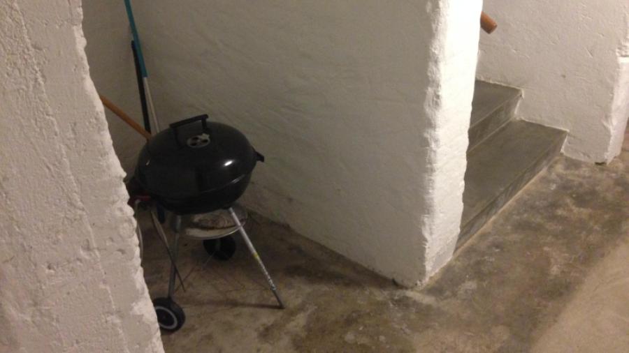 Föreningens gemensamma grill som förvaras under C-trappan.