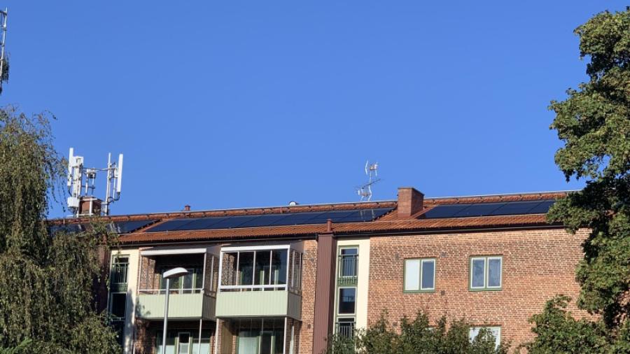 Överblick över solcellsanläggningen från väster.